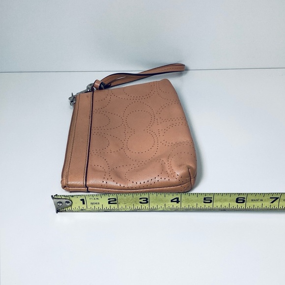 🐳 Coach Peach Perforated Wristlet - Picture 11 of 14